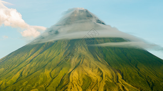 马荣火山是一座活跃的成层火山 位于菲律宾吕宋岛比科尔地区的阿尔拜省 因其对称的圆锥形状而被誉为完美的锥体海滩煤渣热带旅行顶峰草地背景