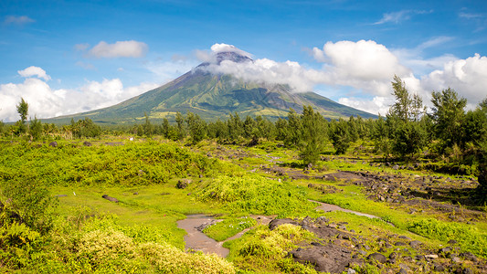 马荣火山是一座活跃的成层火山 位于菲律宾吕宋岛比科尔地区的阿尔拜省 因其对称的圆锥形状而被誉为完美的锥体草地情调旅行公吨菲律地标背景