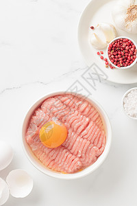 盘子里有鸡蛋的滑稽肉粉色家禽白色胡椒食物猪肉屠宰场烹饪牛肉地面背景图片