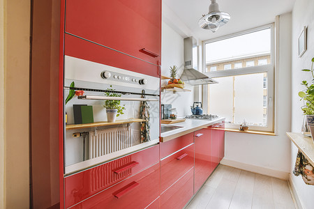 红色橱柜红色设计中舒适厨房的内室内橱柜建筑学装饰台面厨具风格木地板烤箱内阁几何学背景