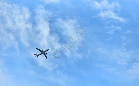 飞机在夜空中飞蓝天 乌云飘翔背景图片