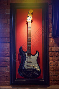 在餐厅的墙上挂着电吉他 装饰背景图片