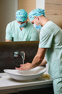 便后洗手在水流下清洗后 医生会检查他手的清洁度 在流水下洗手背景