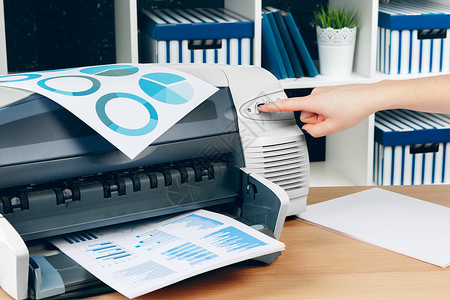 复印件女秘书 在办公室的xerox机上复印影印件机器工人激光管理人员扫描传真女孩电脑复印机商业背景