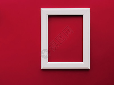 红背景的白色垂直艺术框架 如平板设计 艺术品印刷或相册等绘画平铺照片风格打印装饰小样销售奢华房子背景图片