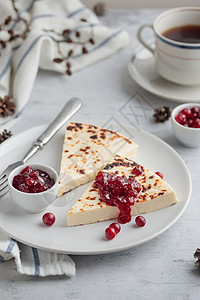 斯托伦传统的芬兰烤奶酪  配浆果食物美食白色小吃早餐杯子甜点咖啡面包盘子背景