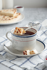 斯托罗热夫斯基Leipajuusto咖啡     传统芬兰烘烤奶酪杯子白色勺子美食牛奶早餐食物面包咖啡背景