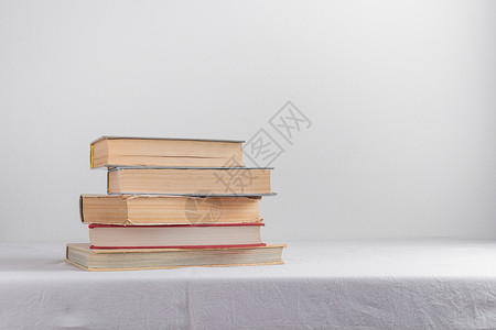 汤姆古老的古典书堆教育桌子教科书文学大部学校学习知识头书页数背景