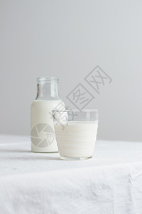 白桌布在桌上的新鲜牛奶玻璃静物空白饼干食物健康饮食摄影奶油奶制品小吃背景
