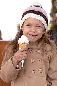 麦当劳冰淇淋带冰淇淋甜甜筒的快乐孩子背景