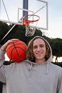 男子在市法院举行篮球赛时笑着微笑背景图片