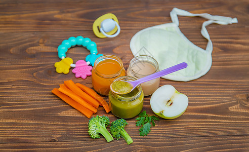 胡萝卜苹果蔬菜婴儿食物 罐子里的蔬菜和水果 选择性焦点萝卜孩子营养午餐状物早餐童年瓶子厨房玻璃背景