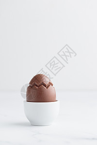 巧克力东面鸡蛋在白蛋持者中营养食物早餐棕色杯子背景图片
