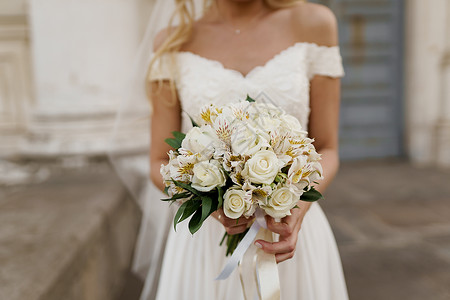 白玫瑰和绿色叶子的婚礼花束 裙子新娘有花束 婚介机构广告牡丹玫瑰风格装饰婚姻庆典仪式乡村浪漫阳光背景