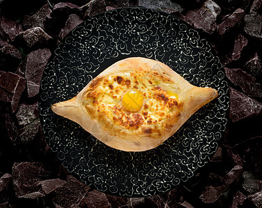 在石头背景的黑板上配有蛋和奶酪国家传统烹饪高清图片