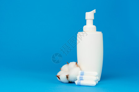 女性医疗卫生棉条和淋浴凝胶瓶经期柔软度棉布健康卫生医疗妇科沐浴露白色药品背景图片