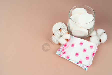 迷你棉花纸面上的妇女医疗垫子和棉花卫生棉布吸水性月经洗手间餐巾软垫经期袖珍女性背景