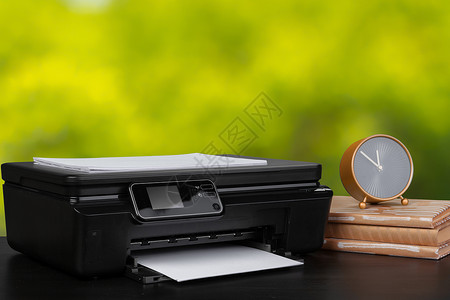 架在桌上的压缩家庭打印机 书面模糊背景的书籍激光桌子扫描器扫描职场墨水复印件商业电子产品打印背景图片