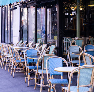 人行道咖啡馆空的巴黎街头咖啡厅 配有威鸟座椅背景