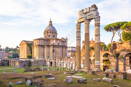 罗马花柱在意大利罗马罗马古罗马建筑上 以蓝色的天空照亮了日出光芒旅游教会古董首都太阳体育馆圆顶城市历史性文化背景