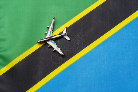 在坦桑尼亚的旗帜上铺设旅行和旅游的概念背景图片