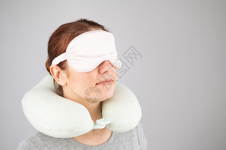旅行眼罩白种背景的白种妇女带着旅行枕头和安眠面具飞机女性配饰闲暇游客运输睡眠旅游眼罩航程背景