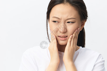 Gumboil 牙脓肿 智齿 牙周炎 不快乐的痛苦晒黑了漂亮的年轻亚洲女人触摸脸颊摆出孤立的白色背景 伤害 健康状况不佳 疾病概背景