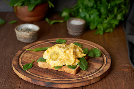 煎鸡蛋和菠菜的烤面包 煎蛋早餐 棕色煎蛋高清图片