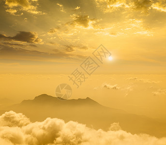 高止山脉日落时云中山岳背景