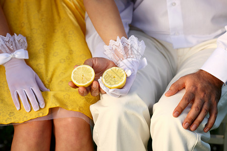柠檬在手营养活力男人女孩成人皮肤裙子维生素乐趣饮食背景图片
