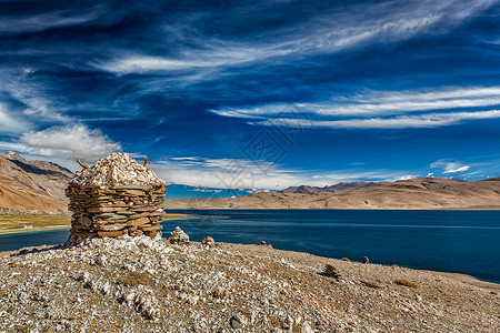 喜马拉雅山湖Tso Moriri的石礁背景