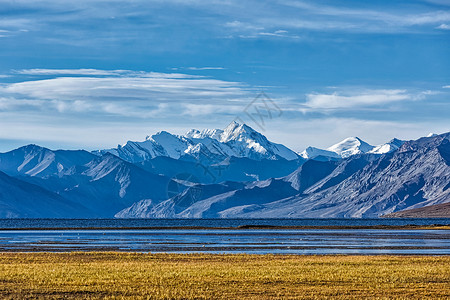 喜玛朗雅山喜马拉雅湖在喜马拉雅山 拉达克背景