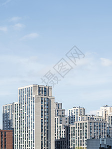 莫斯科新住宅区 现代公寓建筑结构 蓝色蓝天的垂直横幅 俄罗斯 (注 Uservic)背景图片