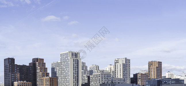 莫斯科新住宅区全景 公寓楼的现代建筑 与清楚的蓝天的水平的横幅 俄罗斯背景图片