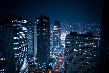 从东京都市区办事处看到高层大楼群夜视的夜间景象 10月8日城市摩天大楼景观景点商业蓝天机构街景夜景资本背景图片