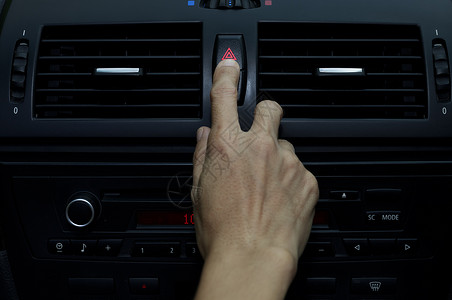 安卓按钮素材特写手按下车内的应急灯 手指按下按钮 用于打开车内的合同应急灯 紧急按钮按下用于打开侧车外的应急灯警告标志符号碰撞座舱冒险女士安背景