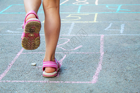 画粉笔儿童在人行道上跳跃经典 有选择的焦点活动路面长方形土地院子沥青正方形女孩闲暇操场背景