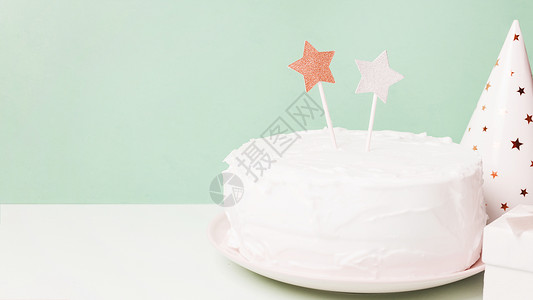 1岁生日蛋糕生日蛋糕面包奶油蓝色甜点蜡烛巧克力火焰家庭糕点小雨背景