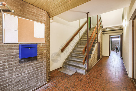 宽阔的走廊 有地铺砖地板和地毯楼梯白色公寓房间厨房栏杆家居门厅水平入口房子背景图片