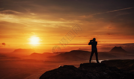背光照片素材快乐的男人在日落时站在悬崖上照片旅行风景背光海鸥游客活动旅游太阳海洋背景