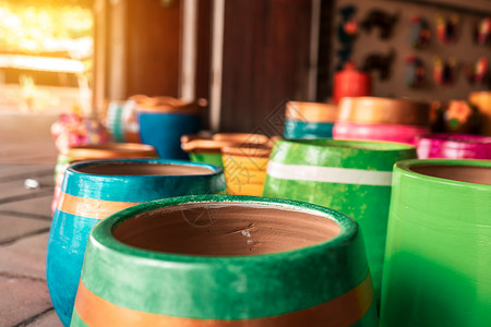 美洲原住民陶器尼加拉瓜拉巴斯市中心一家工艺品店外的彩色陶罐 拉丁美洲旅游城市和神奇城镇的概念背景