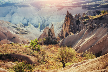 安纳托利亚卡帕多西亚的红河谷 日出时超奇幻日落公园石头岩石风景火山旅游旅行国家场景背景图片