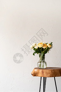 室内最起码的内地 配有时装木制咖啡桌和鲜玫瑰花束公寓财产房间奢华咖啡装饰花朵家具风格房子背景图片