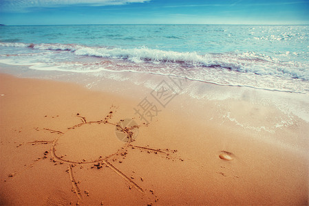 在沙滩上的沙子上画画海岸乐趣阳光旅行太阳晴天绘画气候岛屿海滩背景图片