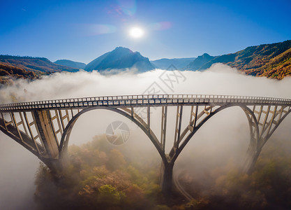 塞尔维亚和黑山高的汽车桥高清图片