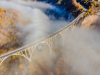 维奇亚黑山大桥横跨塔拉河雾清晨地标晴天旅行峡谷建筑学森林秀场观光国家石头背景
