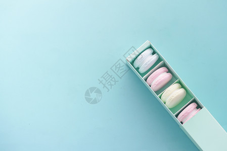 浅绿色背景纸盒中的马卡松饼干粉色甜点美食蓝色糖果盒子奶油红色背景图片