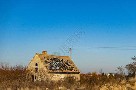 空置地上的老旧破旧的废旧废弃房屋 屋顶被毁的私房背景图片