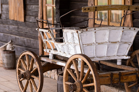 狂野霸气越野车一辆空的古董马车站在西部荒野的一个牧场上旅行建筑学农业大车建筑物旅游历史轮子越野车货车背景