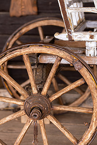 狂野霸气越野车旧木轮在牧场的马车上农业轮子建筑学大车古董国家农场乡村旅游旅行背景